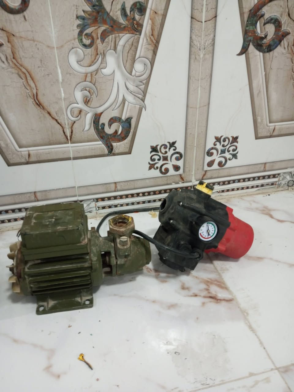 اغراض للبيع بسعر مناسب نظيفات جدا الطباخ ايطالي شغال فرن وعيون شرط ماطورات وياهن كل واحد بوستر فصلة يعني من ينترس التانكي يطفة الماطور واذا ماكو ماي هم يطفة جهاز بخاخ مزيل للدهون كهربائي صحن جديد مامستخدم وقلاية المكان حي التضحية شارع العلوة واتساب خاص مفتوح ***********
