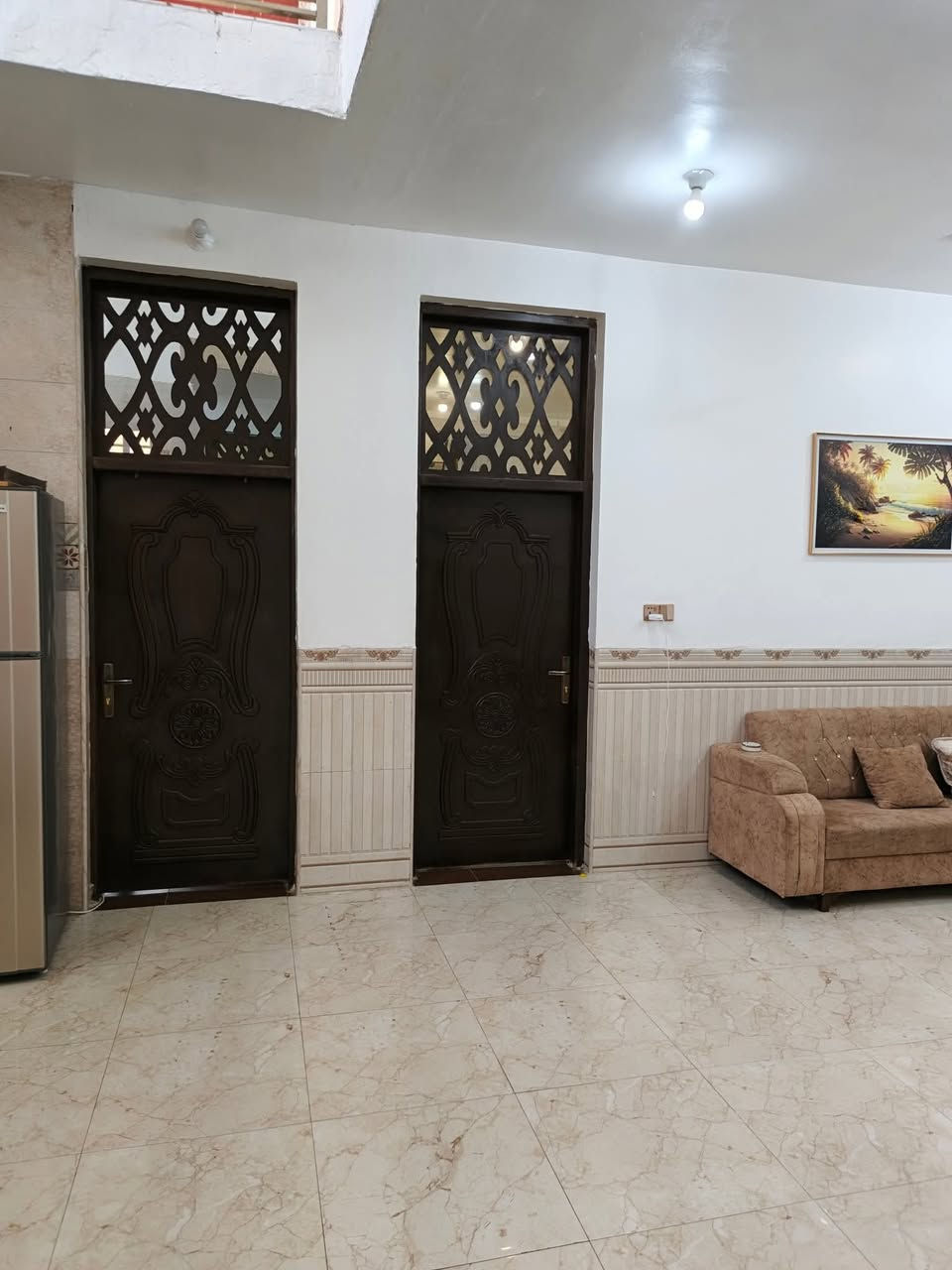 بيت للبيع م200 المسيب حي الاطباء يتكون من 3غرف نوم
استقبال +مطبخ+صالة چبيرة +صحيات داخلية وخارجية+ترك خلفي.+حديقه داخليه وخارجية مساحته واسعه.البناء درجى اولى يطل البيت ع شارع عرض15م قريب ع شارع بغداد كربلاء  وقريب ع مدرستين ومنهن المدرسة الصينية السعر150مليون وبي مجال
الاستفسار ***********
