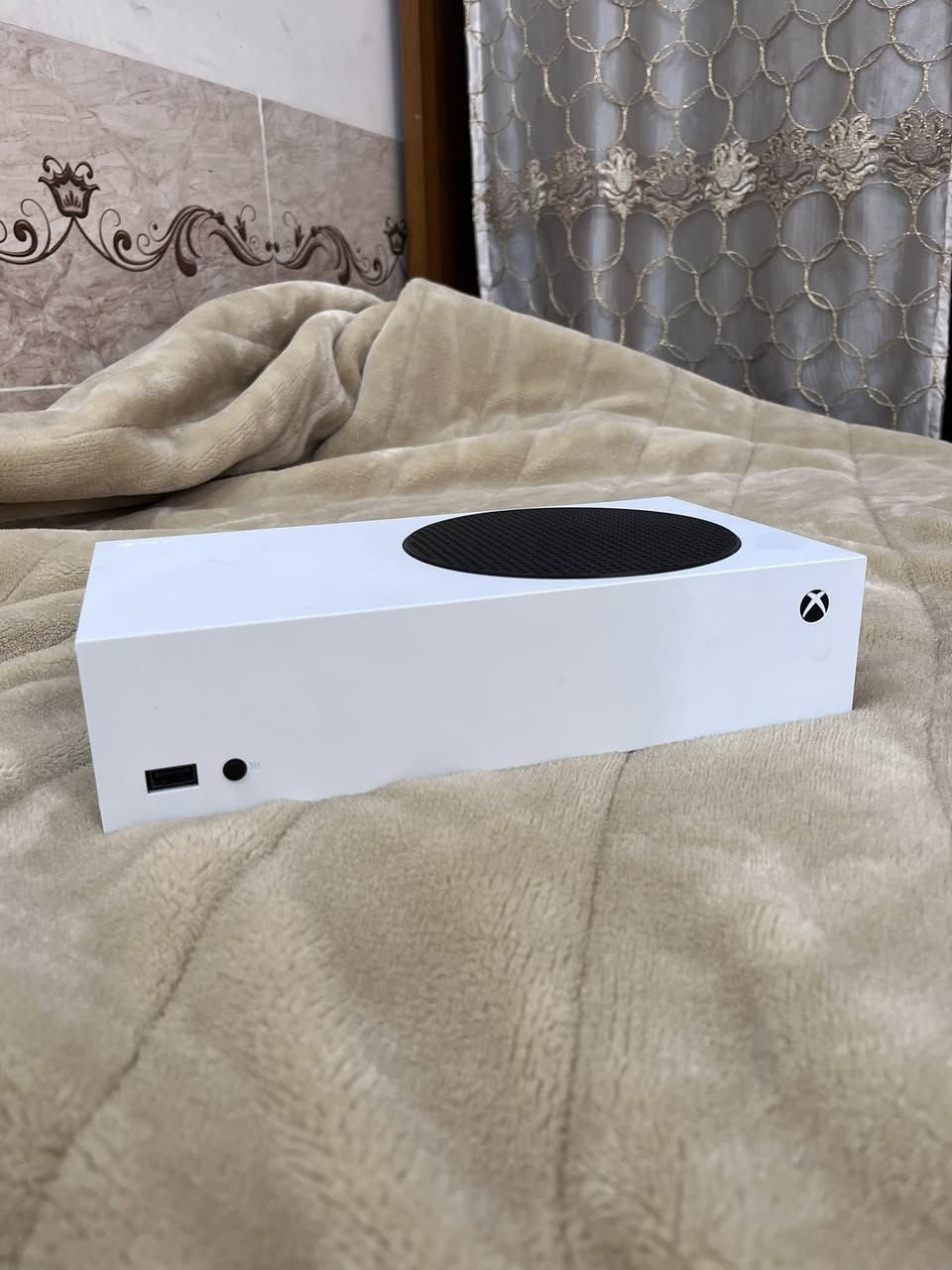 السلام عليكم
يابه اكس بوكس سيرس اس نضيف 100% 

 ويه اليده الاصليه مالته و الواريات الاصليه

ويا بطاريات لليده الاصليه قابله للشحن تشحنه و تلعب تطول وياك اربع ساعات

و ويا يده كيم سير ماخذه قبل فتره با 55 

و انطيك وي حساب متروس العاب شوفتك عينك بالصور و اي لعبه تريد انزله الك بالخدمه لان الانترنيت مالتي قوي و ابرز الالعاب الي بي rdd 2 و rust

و gta حساب مفول يعني تاخذه و تلعب كبل متروس سيارات و طيارات و لفله 125
 الله شاهد الحسب وحده ينباع 20 الف

خويه الجهاز كامل ملحقاته الاصليه من الوايرات و اليدات و كل الكارتونات موجوده مال البطاريه و مال يده الكيم سير 

الجهاز فول نضافه شوفت عينكم
السعر370الف و بي مجال بسيط للشراي 

مكاني نجف حي الامير و اذا انت بغير محافظه اكدر ادزلكيا


**إذا كنت صاحب هذا الإعلان وتريد حذفه لأي سبب، رجاءا أرسل رسالة إلى الدعم الفني**