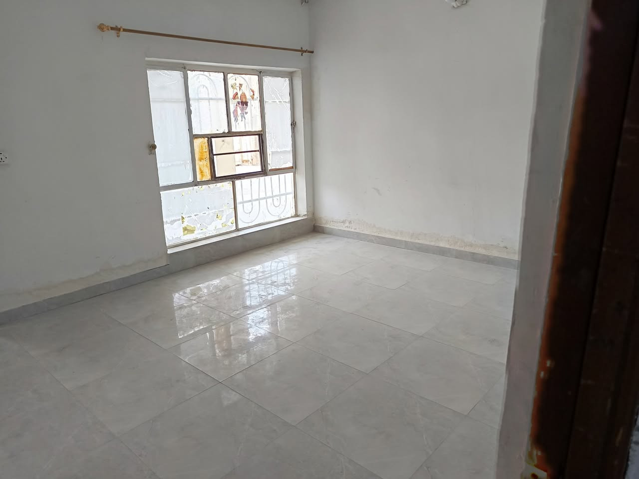 بيت للايجار في بابل/ الحلة حي الأساتذة شارع 60 خلف جامع المحسن مساحة 350متر  يحتوي على ثلاث غرف ومجموعة صحيات ومرافق صحية منفصلة ومطبخ واستقبال كبير وكلدور داخلي وحديقة واسعة مع مخزن في الطابق العلوي. رجاءا رجاءا للجادّين فقط الاتصال على الرقم *********** مبلغ الايجار الشهري 650 الف.
