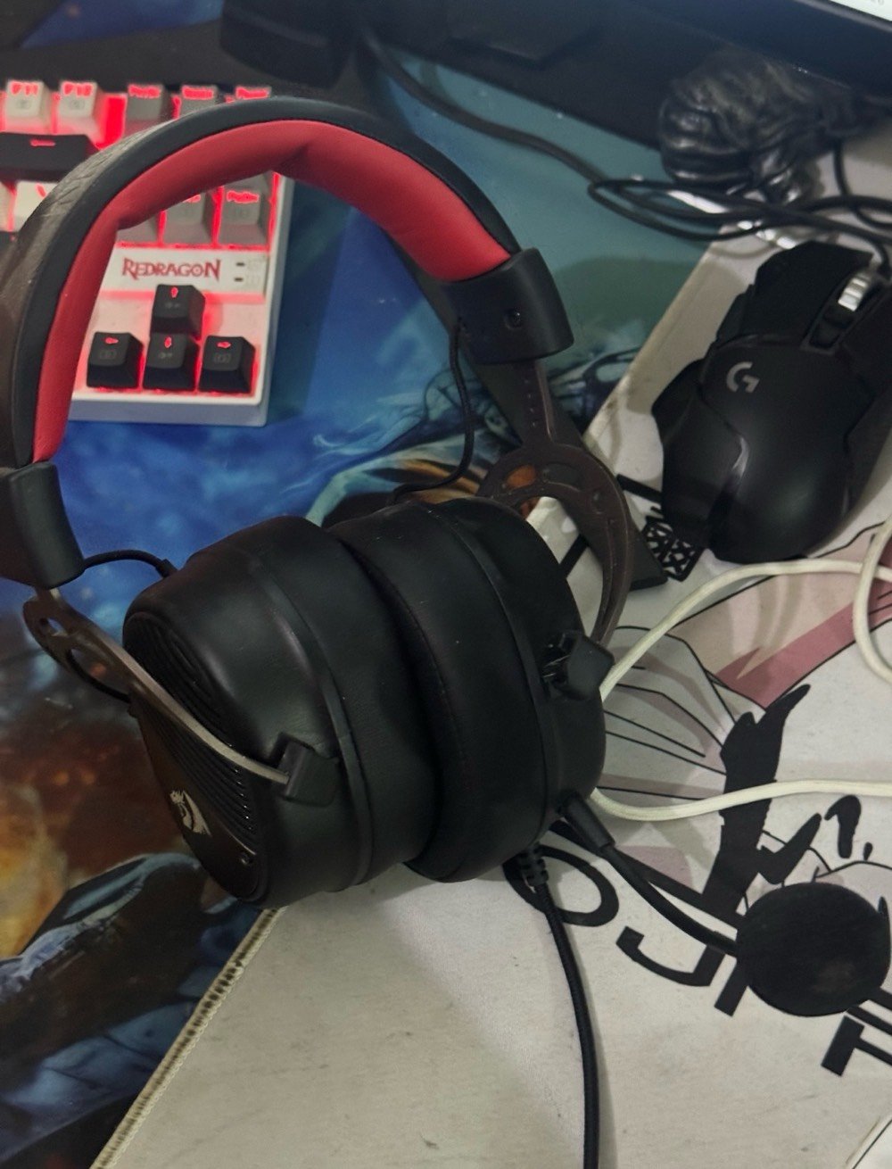 السلام عليكم سيت اب كامل للبيع

• CPU: AMD Ryzen 7 2700
 • GPU: NVIDIA GTX 1080 Ti 11GB MSI Gaming X
 • Motherboard: MSI X470 Gaming (MS-7B79)
 • RAM: 16GB (2×8GB) 3200MHz T-Force RGB
 • Cooling: مبرد هوائي GAMDIAS RGB
 • Power Supply: Gamemax 850W Gold
 • Storage:
 • SSD 160GB
 • SSD 1TB
 • HDD 500GB
 • Case: Cougar مع 4 مراوح RGB

‎🖥 الملحقات:

 • Monitor: Samsung Odyssey G3 (LS24AG320) – 24 إنش / 165Hz

 • Mouse: Attack Shark X11
 • Mouse: Logitech G502
 • Keyboard: Redragon
 • Headset: Redragon
  • ups online falcon 1kva 
والميز همين وياهن
عنواني بغداد وتوصيل موجود داخل بغداد

 كل شي وسعره خاص او واتساب 
***********
واذا تريد السيت اب كامل سعره ٩٠٠ الف
