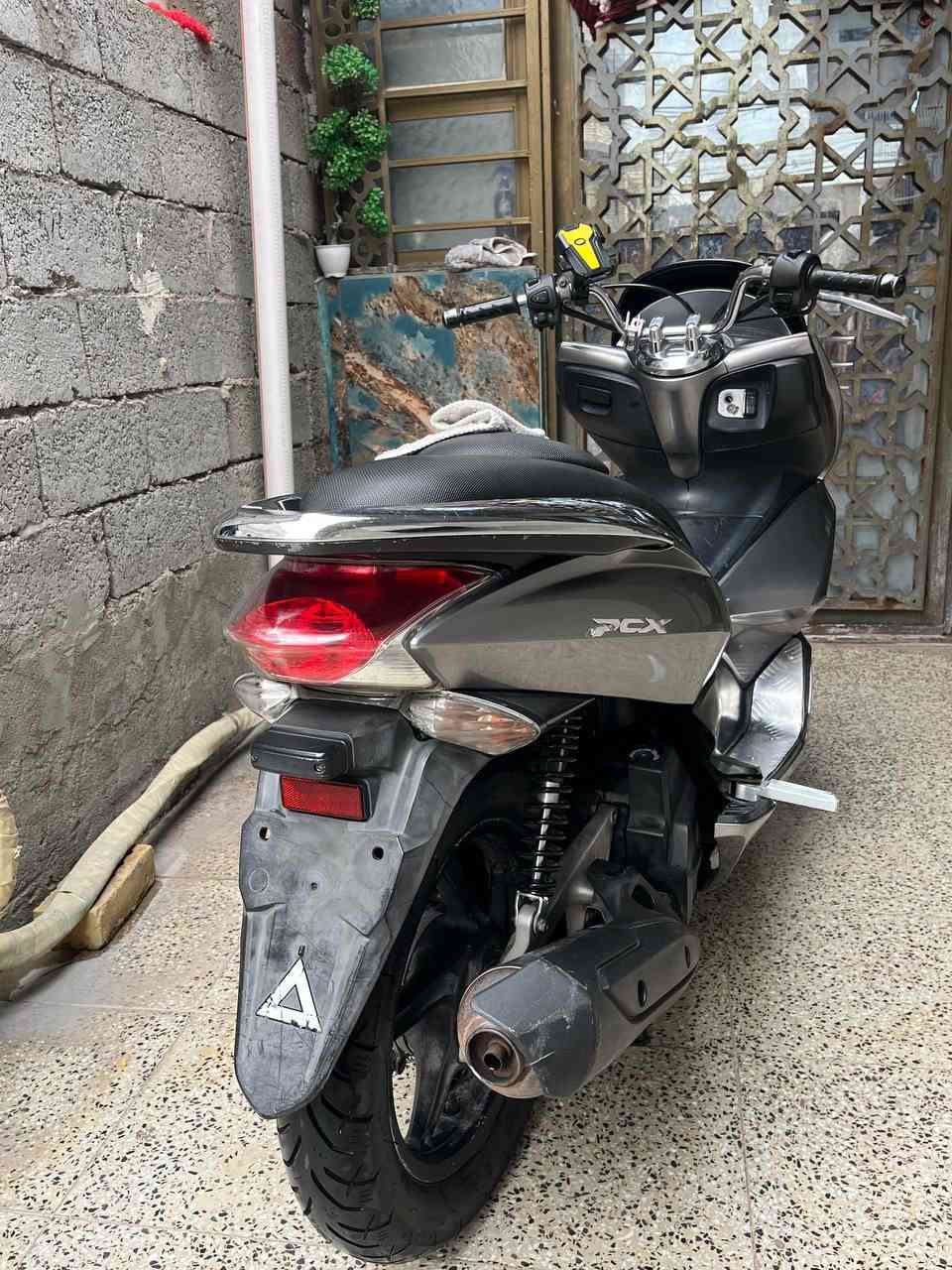 سلام عليكم من رخصه الادمن PCX جيل اول ياباني 150 دراجه بوضع الوكاله خير من الله شلعه ومعدل ستان حساس كهربائيات كلها شغاله اي نقص ما بيها  بيها شغله كلش كلش بصيطه بس فيتبام سعر مليونو250 مكاني بغداد الغزاليه ***********
