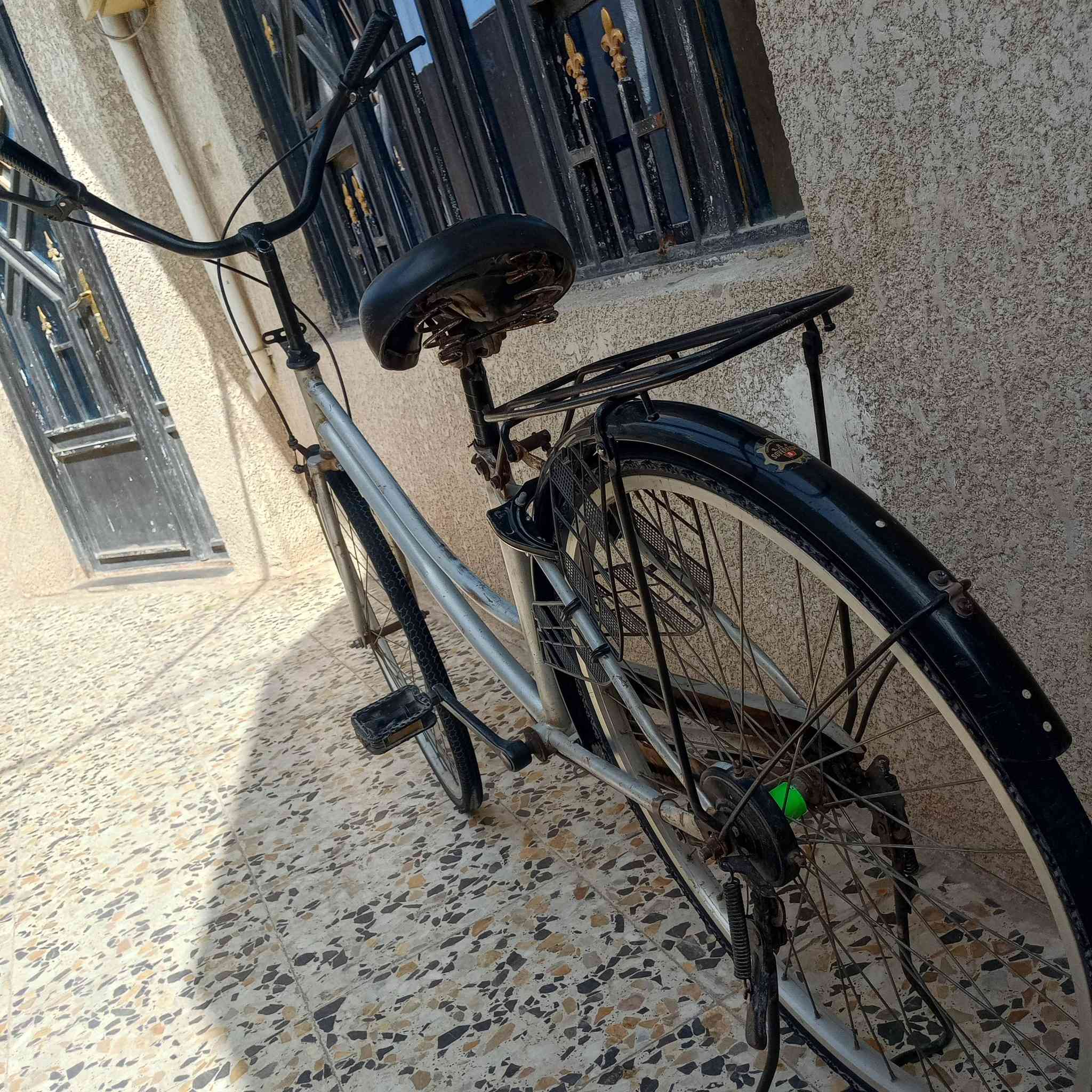 السلام عليكم بايسكل البيع حجم 26 بكان شعله الدوانم سعر 50 بي مجال رقم الهاتف ***********
