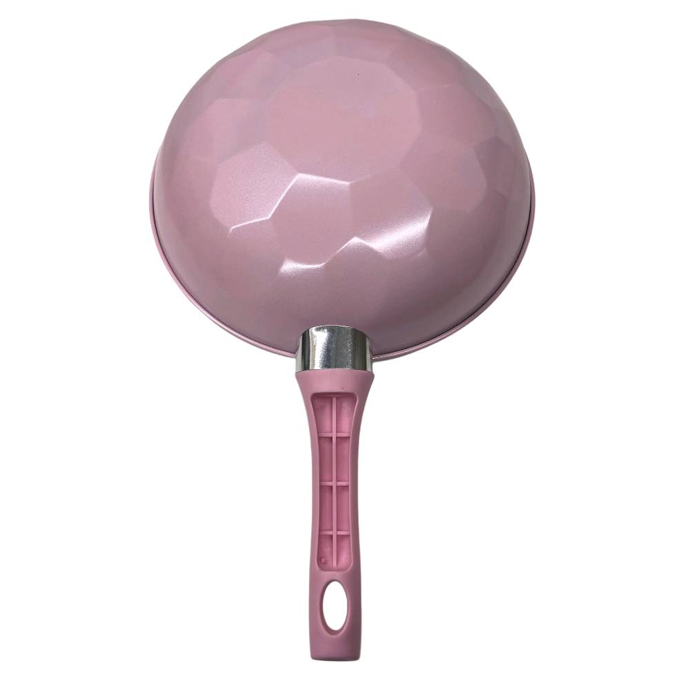 مقلاة عميقة باللون الوردي وتصميم خلية النحل

تجمع هذه المقلاة بين التصميم العصري الأنيق والأداء العملي، لتكون إضافة مميزة ومبهجة لمطبخكِ بفضل لونها الوردي وتصميمها الداخلي الفريد.

• تصميم داخلي مبتكر: تتميز بنقشة "خلية النحل" (Honeycomb) في القاعدة التي تساعد في توزيع الحرارة ومنع التصاق الطعام.

• عمق مثالي: تأتي بتصميم "ووك" (Wok) عميق يتيح لكِ القلي، التحمير، وطهي كميات كبيرة من الطعام بسهولة.

• مقبض مريح: مزودة بمقبض وردي متين مصمم لراحة اليد أثناء الحمل والتحريك، مع فتحة للتعليق لسهولة التخزين.

• سطح غير لاصق: الطبقة الداخلية باللون الرمادي المنقط (غرانيت) تضمن سهولة تنظيف المقلاة بعد كل استخدام.

• جودة التثبيت: المقبض مثبت ببراغي ثنائية قوية لضمان الاستقرار والأمان التام أثناء الطهي.

• النوع: مقلاة عميقة (Wok).
• اللون الخارجي: وردي (Pink).
• اللون الداخلي: رمادي منقط بنمط خلية النحل.
• المادة: معدن مطلي بطبقة غير لاصقة مع مقبض حراري.
• طريقة التثبيت: براغي تثبيت ثنائية للمقبض.