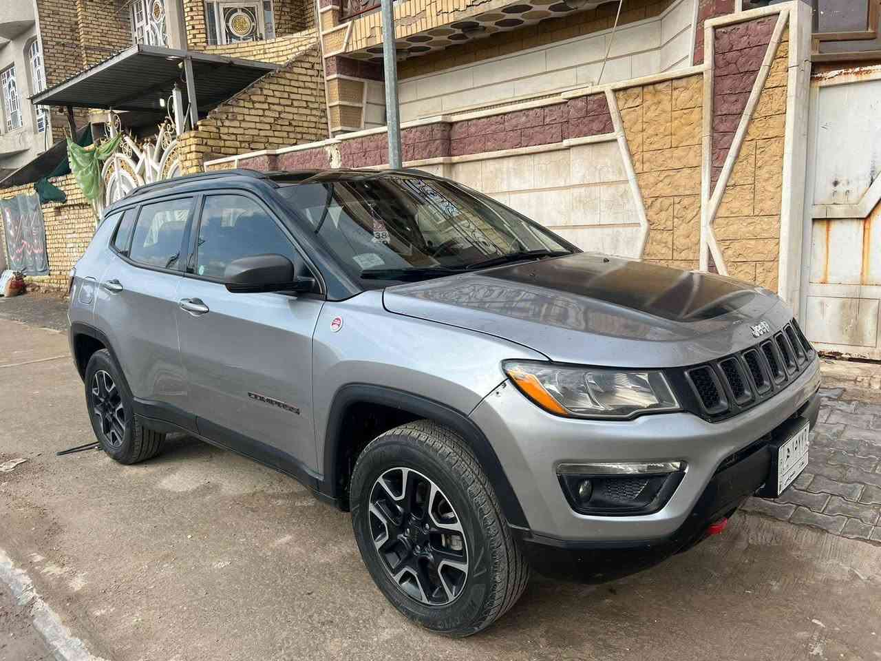 سلام عليكم
جيب كومباس تريل هوك 2019 

صور الحادث مرفق 

كير مكينه مكفوله 

بيه بنيد وجامغ مرشوش توحيد لون 

وباب السايق مصبوغه 

الدعاميه مبدله جديده مو نفس الصور 
ماشيه 95 الف ميل 

ب125 ورقه وبيه مجال لشراي 

المكان بغداد السيديه او الغزاليه

موجود ماسنجر رقم ***********

