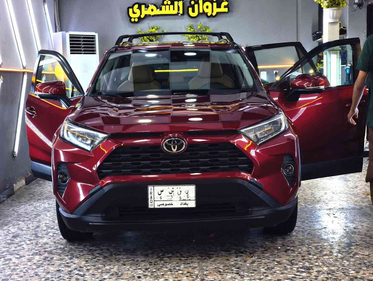 راف فور وارد امريكي
موديل 2020 بانزين
XLE
---------------------------------------------------------
مواصفات 
1-فتحه سقف
2-تحكم كشنات كهربائي
3-رادار
4-اشاير بالمري ونقط عمياء
5-هاند بريك دكمه اوتو
6-اوتو هولد
7-ستارت ستوب
8-كروس سرعه
9-تحديد مسار
10-تحديد مسافة
11-  3وضعيات قيادة
12-ايكو ونورمال وسبورت
13-شاشه اندرويد 12 انج
14-كامرة
15-صندوك كهربائي
16- بصمات 2
17-سيارة عليها نانو سيراميك.
--------------------------------------------
رقم بغداد 
ماشية 89 الف كيلو
حادثه جاملغ جهة السايق وبنيد من جهة الجاملغ 
بس مواصل لا لغود ولا شواصي
طاك ايرباك الدركه ومرجع سستم كامل 
بيه رصعات خفيفة قليله مالحالوب
 صارت قبل سنه

تخم تايرات جديد
ادامه كامله
ماشية 89 الف كيلومتر
العنوان: بغداد الامين
الرقم واتساب :***********

