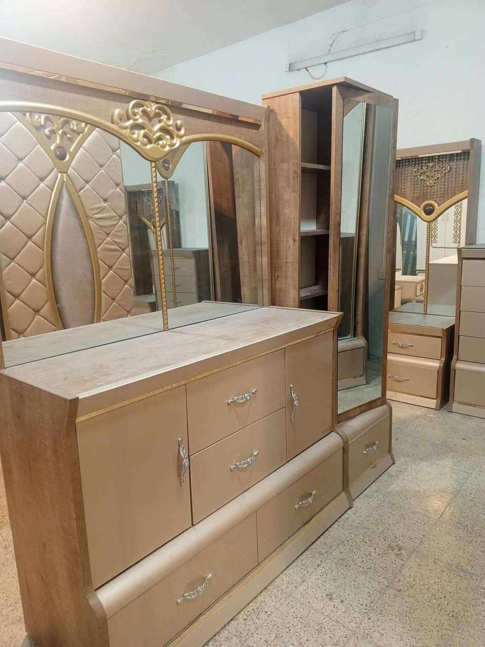 غرفة نوم تركي مستعملة تتكون من8 قطع نظافة 95%100..
عنوان المعرض.   
معرض الحياة ..موصل سايدين القادسية الثانية مجاور مجمع الضمان الطبي او شركة أسيد للاتصال او الاستفسار ***********
***********
يتوفر واتساب الشد والنقل مجاني داخل الموصل وضواحيها
