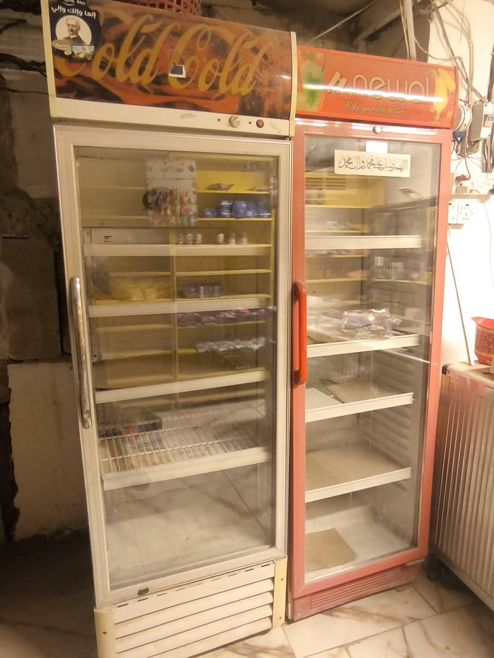 غراض محل كامله للبيع السعر 1100 مع المجال 
يتكون من برادات 2 شرط الشغل ورفوف تركي درجة اولى 5  

وميز  جام درجة اولى غراض كلش حلوات  وبيكم  خير وتدللون المكان النجف الأشرف حولي شارع 30  الهاتف ***********
