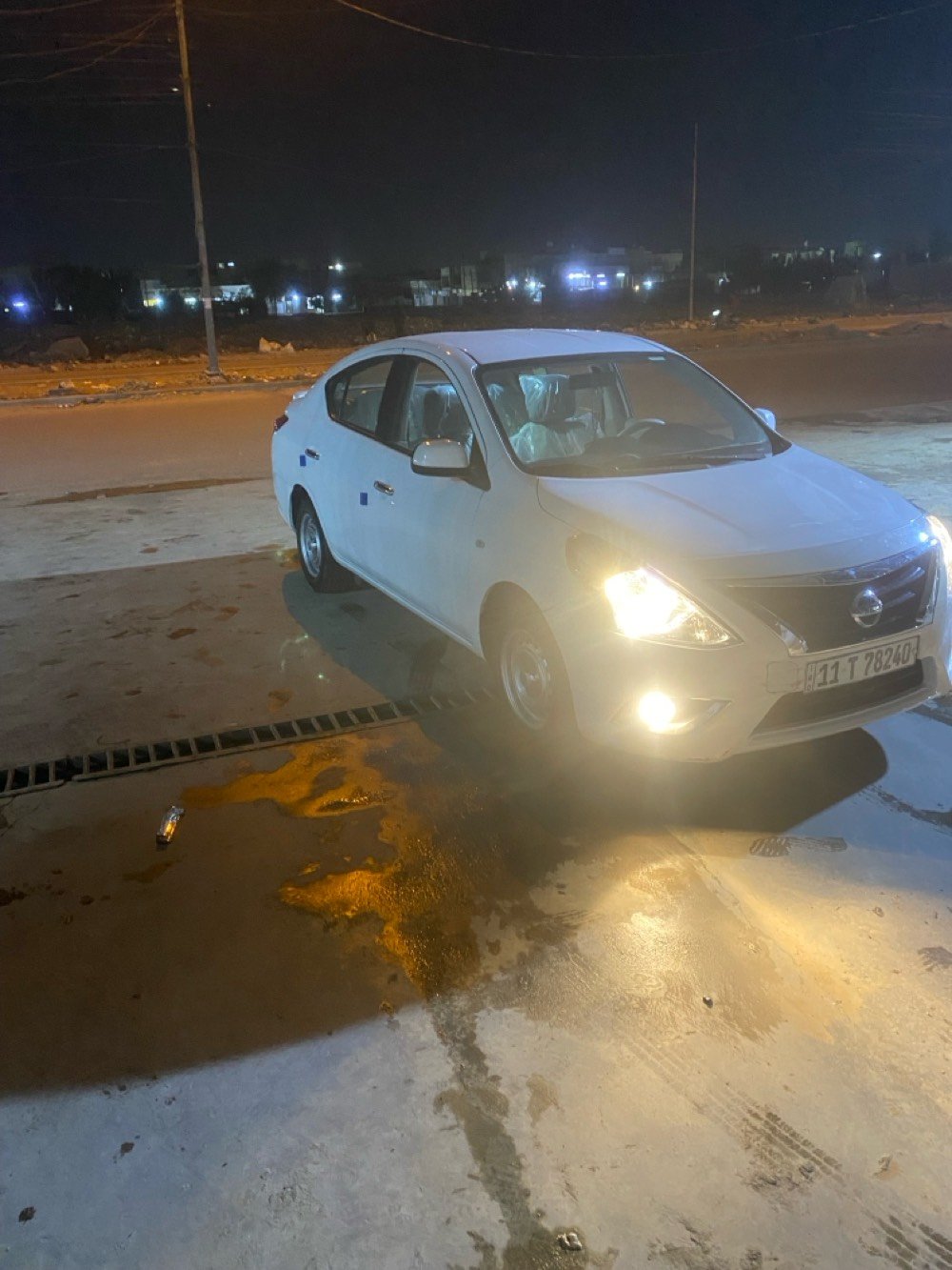 سيارة نيسان جديدة للبيع، بحالة ممتازة، مع بلاستك حماية المقاعد. لونها أبيض وتحتوي على تجهيزات داخلية حديثة. مناسبة للاستعمال اليومي بكفاءة عالية. للاستفسار أكثر، يرجى الاتصال.