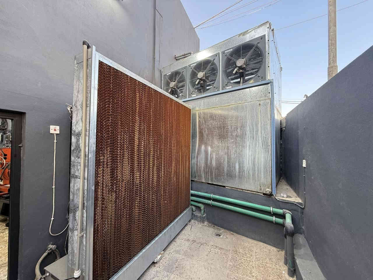 � موقع مولدات متكامل – مواصفات عالية
1️⃣ الموقع يحتوي على 4 محركات بحالة ممتازة

✅ نظافة 100%

✅ بدون أي نقص أو عطل

2️⃣ سعة أمبيرية 1600 أمبير

🔼 قابل للزيادة حسب الحاجة

3️⃣ موقع كاتم بالكامل

🔇 لا يوجد أي صوت خارجي نهائيًا

4️⃣ يحتوي على عدد 2 مبردات عاصفة 🌪️

5️⃣ الموقع مجهّز بـ كرتات كاز كاملة

6️⃣ نظام بوردات خارجي

🔥 مزوّد بمنظومة إطفاء

🚨 وحساسات أمان متكاملة

7️⃣ شاشات وكاميرات مراقبة 🖥️🎥

📍 تغطية كاملة لجميع الموقع والمكائن

8️⃣ نظام تبريد للمكائن (شلال)

❄️ كما موضّح بالصور

9️⃣ الموقع يحتوي على كرين معلّق داخلي �

 

‭٠٧٥١ ٨٣٩ ٤٠٥٨‬

المكان موصل - القوسيات -فرع ابو علي
