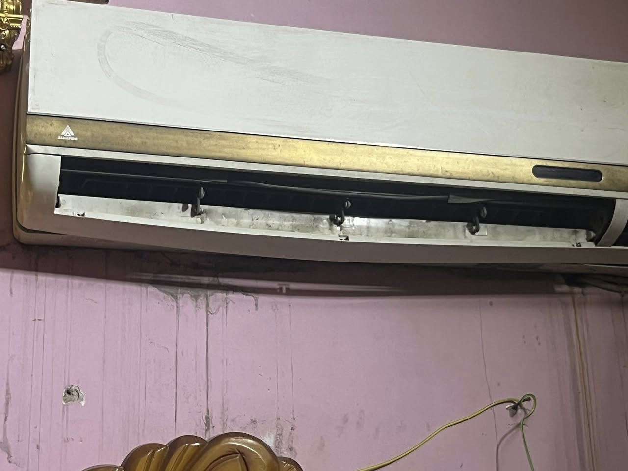 السلام عليكم من رخصه الادمن المحترم عندي سبلت الحافظ ٢ طن باب اول شغال بس متروك لو البروده مالته مو قويه اعتقد منقص غاز لو كبستر  بس القطعة الخارجيه تشتغل قيم بما يرضي الله واخذه مكان السبلت الغزاليه شارع الضغط شارع المستوصف رقم الهاتف ***********. وتساب
