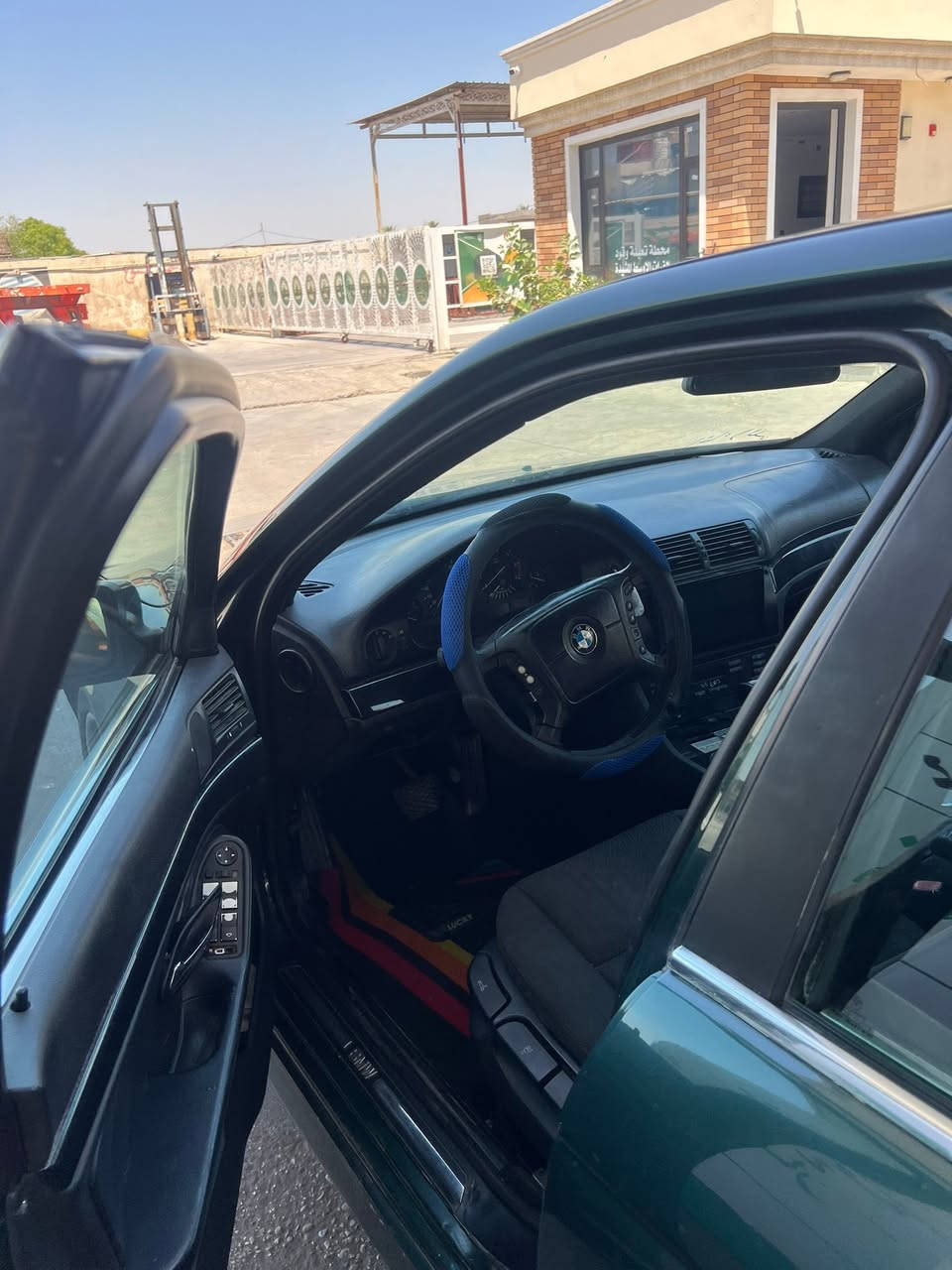 السلام عليكم E39 BMW صقر موديل 2000 حجم 528 مصبوغة عام سيارة  تحديث كامل M
جاهزة رقم بغداد باسمي السعر 95  بي مجال بسيط 
مكاني بغداد للتواصل***********
