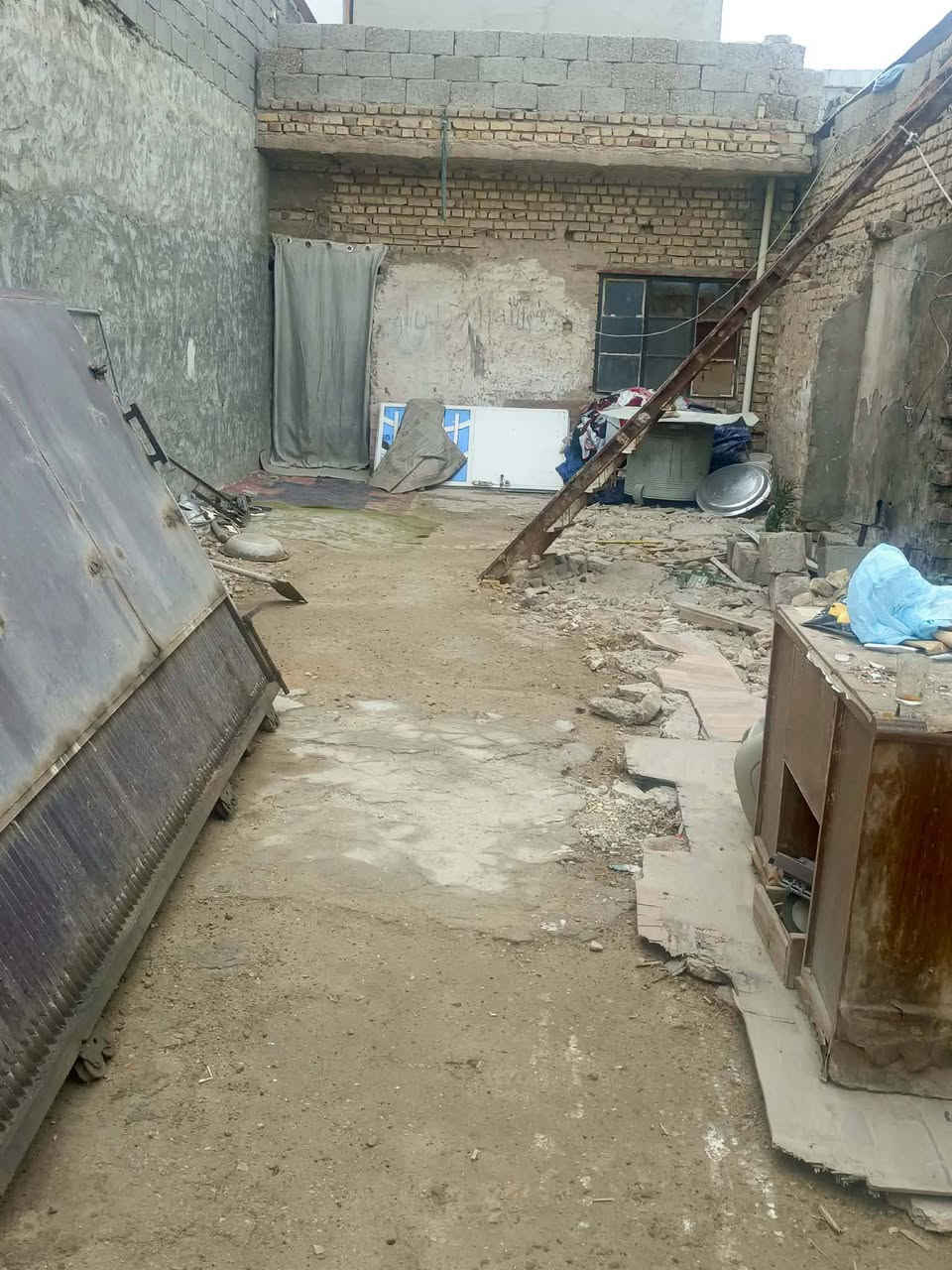 السلام عليكم
قطعة مساحة 100م 
تحتوي على بناء غرفه كبيره. ماء كهرباء مجاري.. تبليط 
موقع ممتاز 
حي البساتين حي السلام 
من جهة القناة مقابل الجسر الجديد 
سند أصفر 
سعر  37 وبيها مجال 
أكثر استفسار اتصل 🗣📲📞
***********
