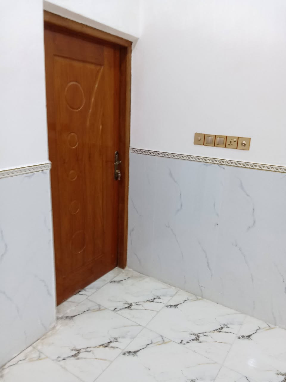 بيت لبيع مساحه 100 متر ركن وجه واحد طابقين بناء جديد بعده محد ساكن بيه حي الفداء فرع  الصيدلية بدور سعر 150 و بيه مجال استفسار صاحب البيت ***********
