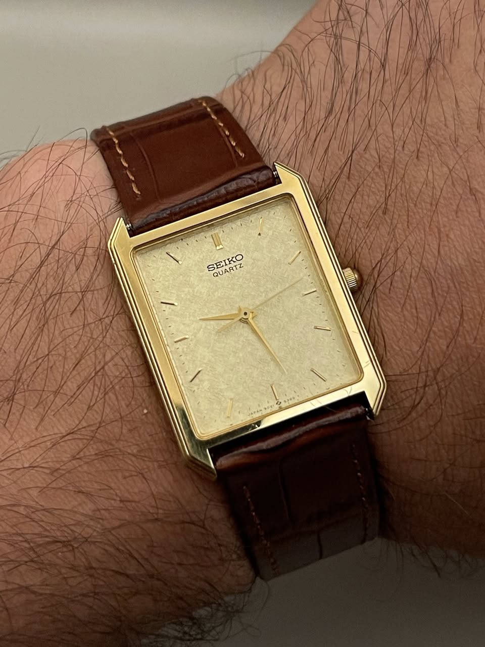ألصورة الاولى مولدة عن طريق الذكاء الصناعي 
لتحاكي الحياة الواقعيه وتبين كيف تكون ألساعة على معصمك

Seiko
حالة الساعة : 99%
تكون الساعة سلم (قشطه)
مينة الساعة مميزة جداً تحتوي على زغرفه 
يتغير بحسب حركة يدك 
تعمل بنظام الكوارتز الدقيق 
الابعاد : 25*34
الستراب مستبدل باخر جلد طبيعي 
ألرقم التسلسلي : 510584
سنة الانتاج : 1985
مُقاومه لرذاذ ألماء 

✅ألسعر : 115 ألف فقط 🔥
للحجز و الاستفسار دايركت أو [ *********** ] 📱
