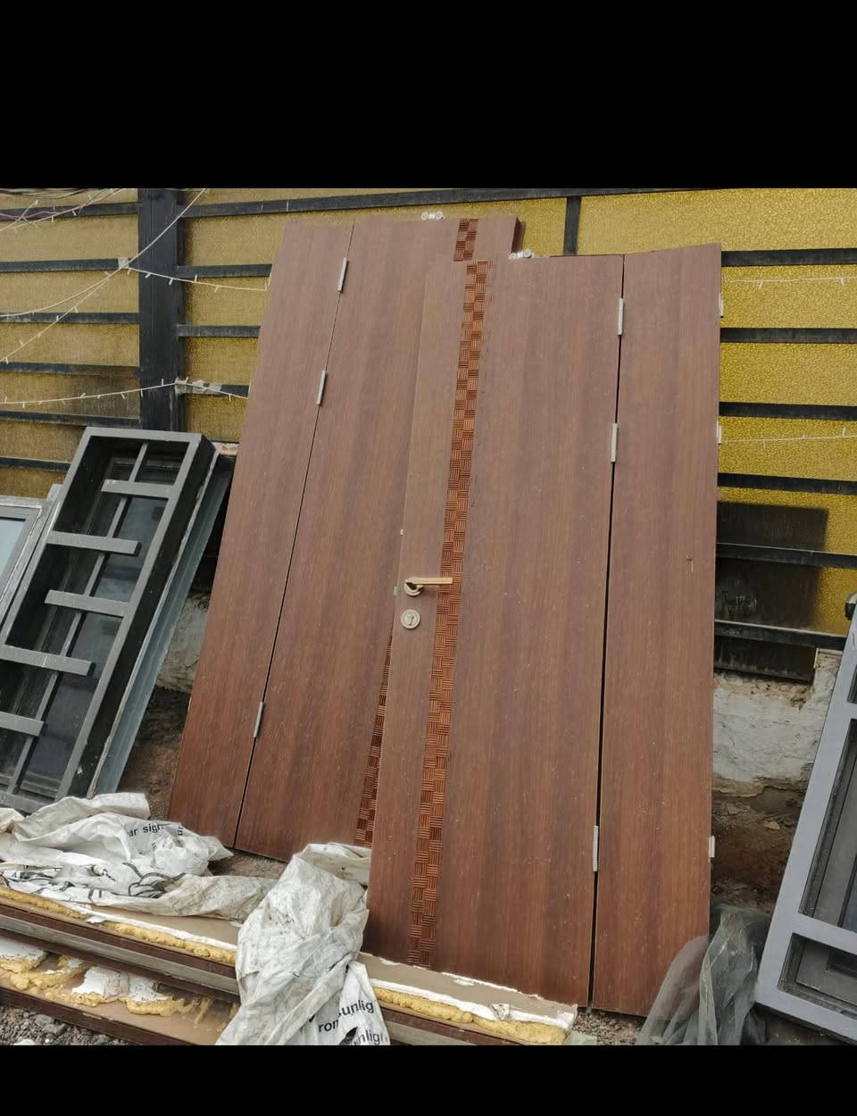 يوجد ابواب وشبابيك للبيع باب المنيوم ابو الجام باب +طلاكتين خشب 3 اشكال +شبابيك المنيوم جام سلايت حديثه +باب مطبخ طبك مع شباك +كل الغراض نظيفه للاتصال***********
