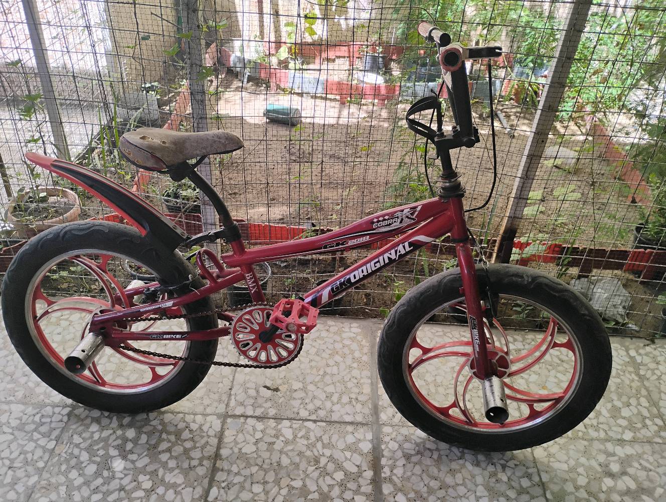 السلام عليكم بايسكل BMX حجم 20 اصلي تايرات ممسوحة ويحتاج صيانة للبريكات ب 80
 وبيه مجال للاتصال *********** واتساب
