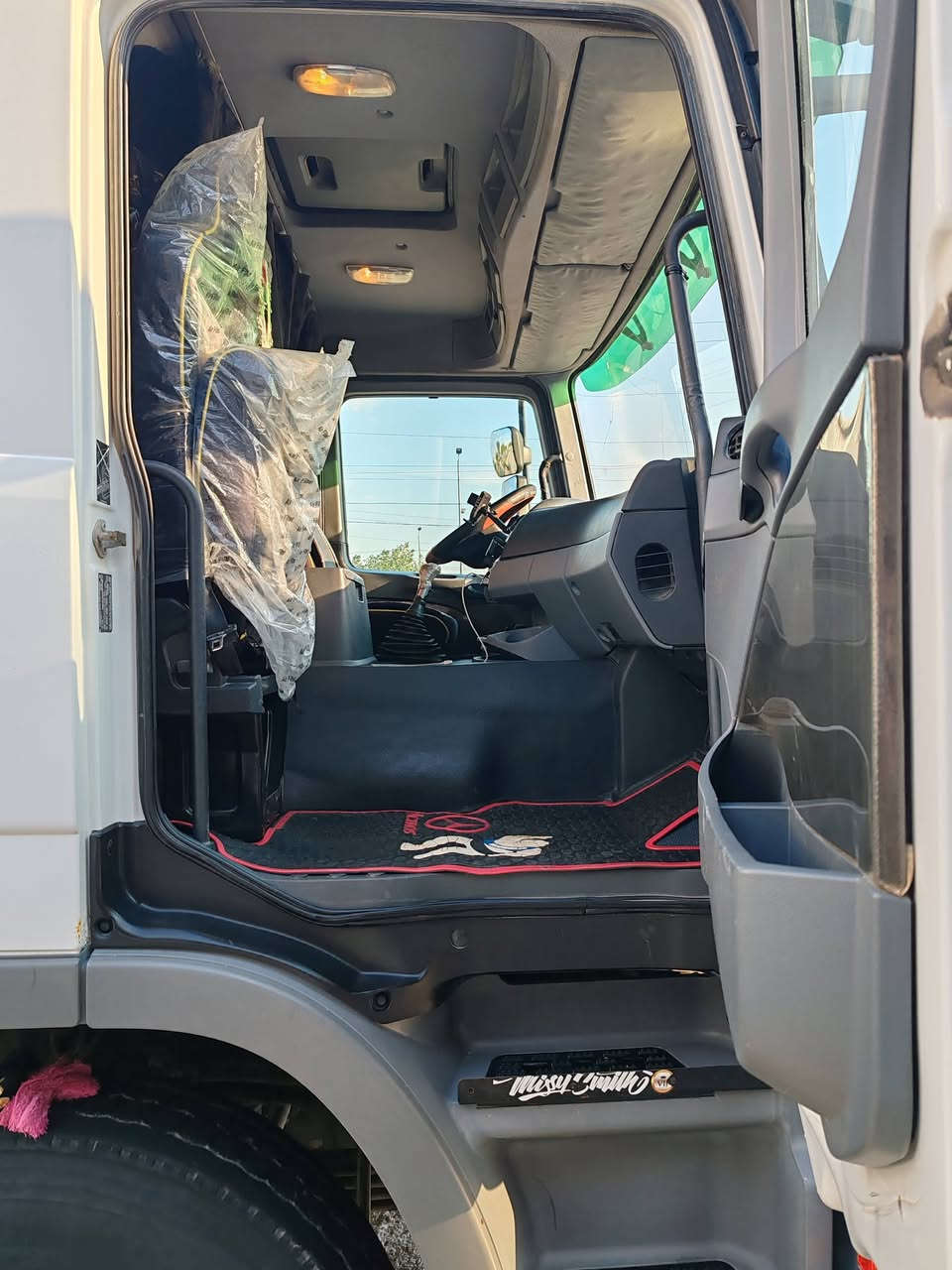 السلام عليكم مرخصه الادمن للبيع راس وعربانه اكتروز فحل ناصي مديل 2009 مديله مكفوله كفاله عامه تحويل مباشر سياره جهازه للعمل الاستفسار على الرقم ***********
