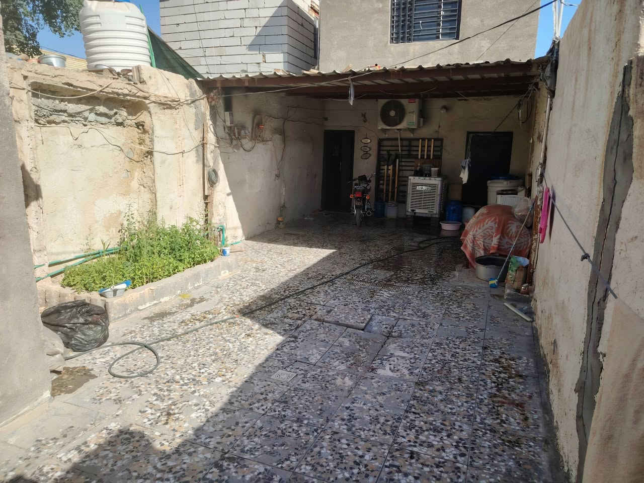 يابه السلام عليكم دار للبيع مساحة 150 متر بس تجاوز مكان حي العامل حي الامام الجواد بي ٢غرف واستقبال وصاله وياهة مطبخ ومنور وبعد موضح بلصورة يمكم وهذا رقمي للتواصل *********** من رخصت الادمن عمري ❤️
