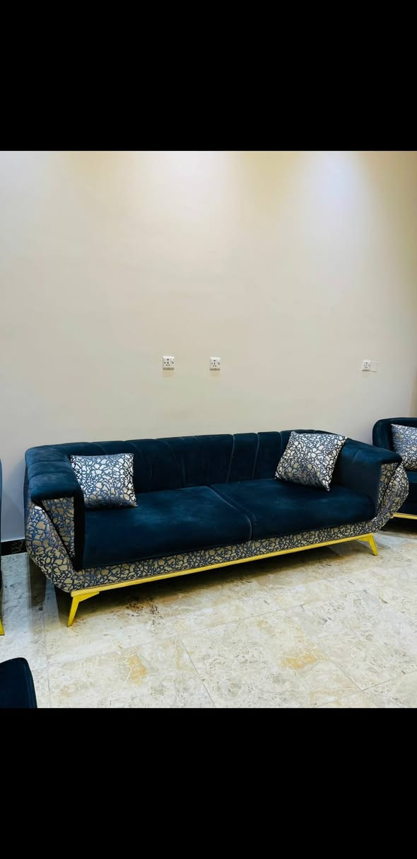 طخم قنفات انجي جديد كلش مطرز جلد حيه شغل كلش راقي وفخم السعر مليون وميه وخمسين وبي مجال بسيط 
عرض القنفه ٩٠ يعني سرير 
***********متوفر واتساب اتصال
