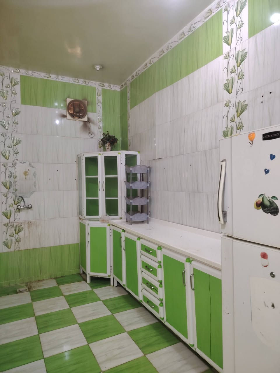 يوجد بيت لايجار بالخشابة يتكون من براني وغرفيتن وصالة وحمامات داخلية وخارجي لتواصل ع خاص او ع رقم موبايل ***********
