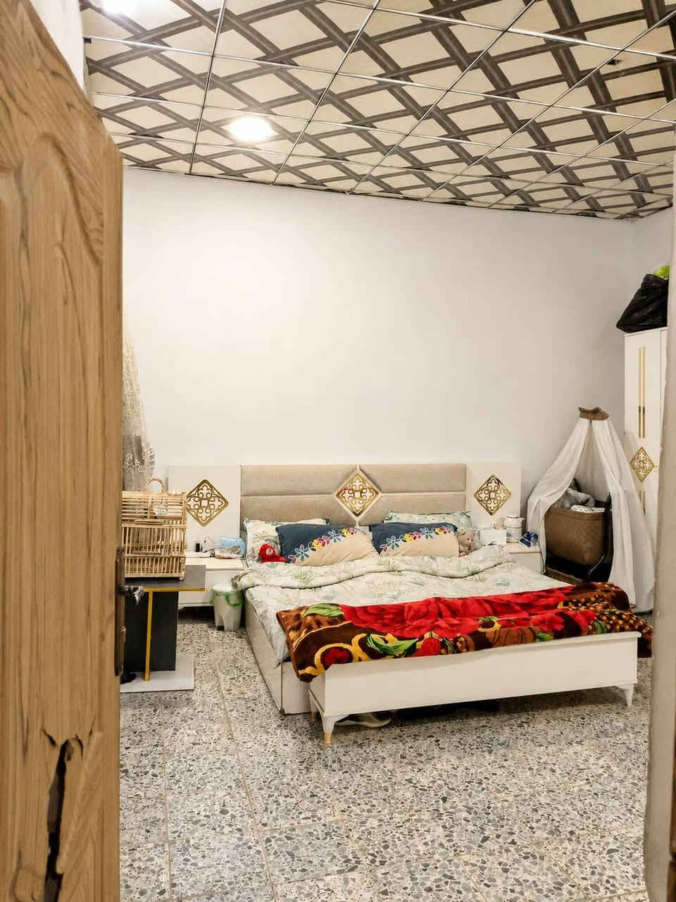 السلام عليكم بيت للبيع المساحه 80م بي غرفتين صاله مطبخ حمامات ساحه صغيرة مكان البيت الكوفه حي الصدر 3 بشارع فدك وتنزل قريب على ميثم التمار ومقابيلة سايدين 17تموز سعر البيت 20 مليون وبي مجال وهاذة رقمي للتواصل ***********

