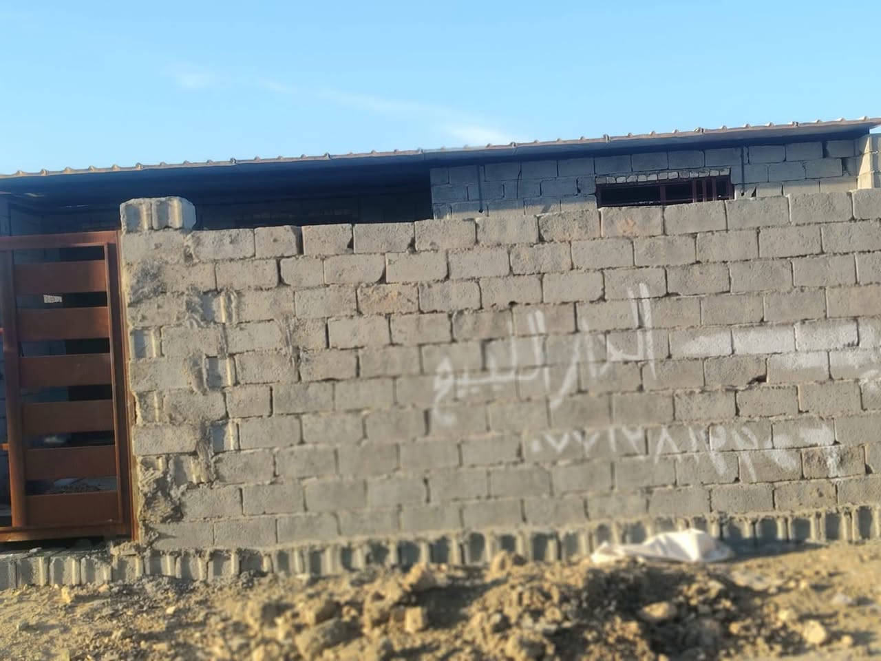 سلام عليكم بيت زراعي 200متر يحتوي عل غرفتين وصاله ومطبخ وصحيات داخلي وخارجيه وماسس ميه وكهربا ومجاري المكان بابل اسكندريه شارع محطه الصقور الستفسار اكثر هاذا رقمي ***********
