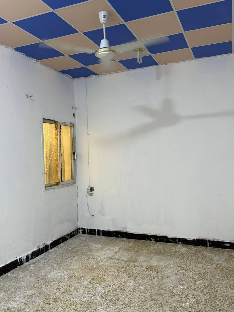 بيت غرفتين وصاله وحمام ومطبخ وحديقه وطارمه جبيره تواليت خارجي سقف كونكريت وارضيه كاشي توه مصبوغ ومرمم لايجار مكانه قرب حسينيه استاذ موسى ٢٥٠ وبي مجال ***********
