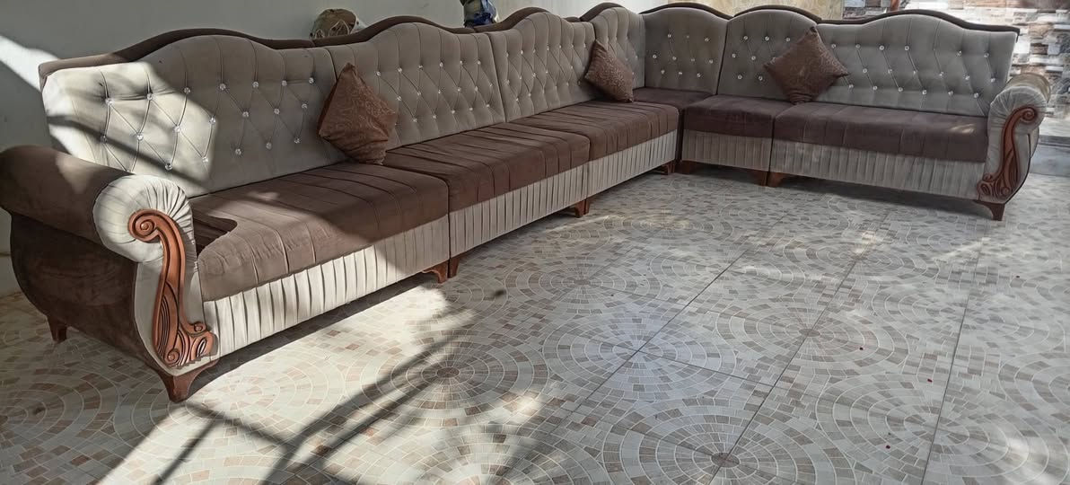 ديوان ٧متر سعره مناسب جداً وبيع مستعجل ***********
