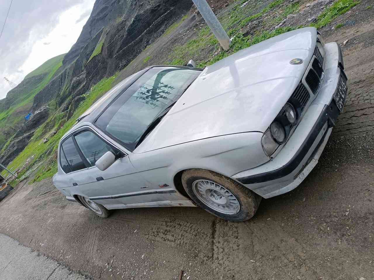 سلاو هاورێيان ئه م بيئيمه م هه يه بو فروشتن 
مكينه 520ى گيرعادية مكينةكةى جام بوة
ئارم بلاستيكى سورانه من ئه و سياره به خولو زبل 
ده ى فروشم به س كيشه ى مه ده نى به رپرسيارم
له سورانم ئارمه بةعلوج دةفروشم نرخى اخيرى قفلى
16وةرةقةية تكاية پرسيارى سيارةكة مةكة من بةخولوزبل دةى فروشم رةقةم تلفون ***********
