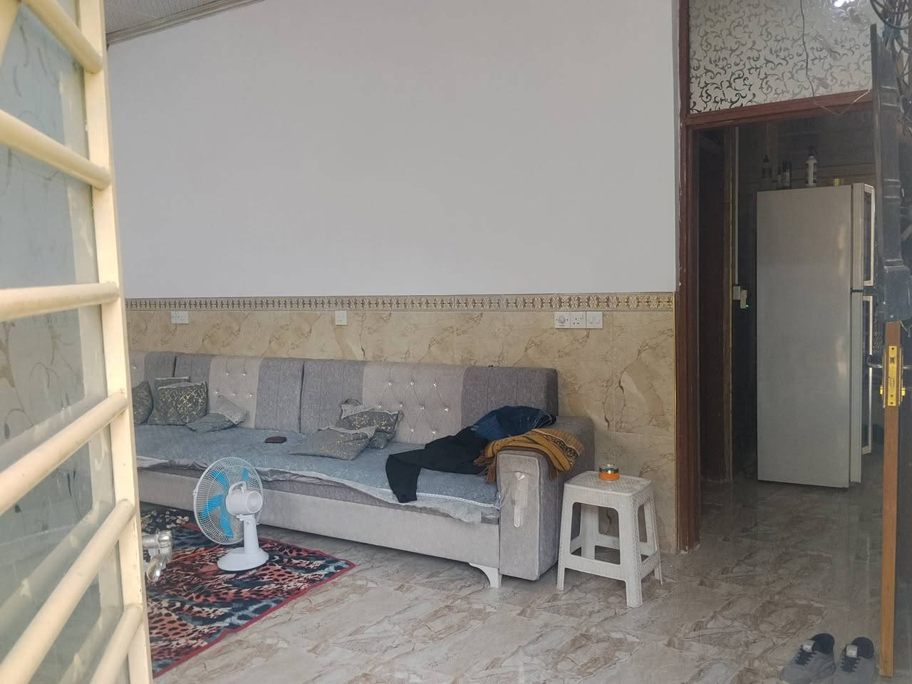 سلام عليكم بيت في حي القادة تحرير بناء حديث طابو صرف بي غرفتين ومطبخ وستقبال ومجموعه صحيات سعر 95 بي مجال شي قليل ***********
