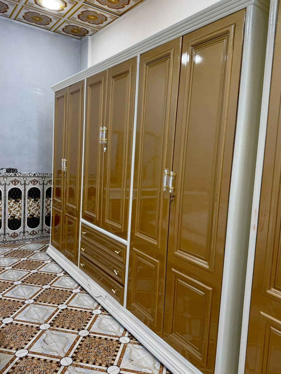 يعلن معمل ومعرض الجشعمي 
عن #عروض وتخفيضات ع اسعار غرف النوم 🤩🤩
نقدم ارقه واجمل موديلات غرف النوم 🥰🥰
المنشور يحتوي ع اكثر من ١٥ موديل غرفه نوم 
ادخل ع الصفحه وشوفه الموديلات التعجبك واحنه بل الخدمه
الاسعار حسب الموديل وحسب لون الصبغ 
غرف زان مسرح #  # غرفه توج #غرف ديوان
نشتغل حسب طلب الزبون 
نجارة الجشعمي متخصصه في صناعه الاثاث العراقي 
غرف نوم # بوفيات # جرابي اطفال # كناتير مفرده 
العنوان #الرمادي التأميم شارع 
المشاتل قرب ركن المدينه   
للاستفسار *********** واتساب الرمادي, الأنبار
