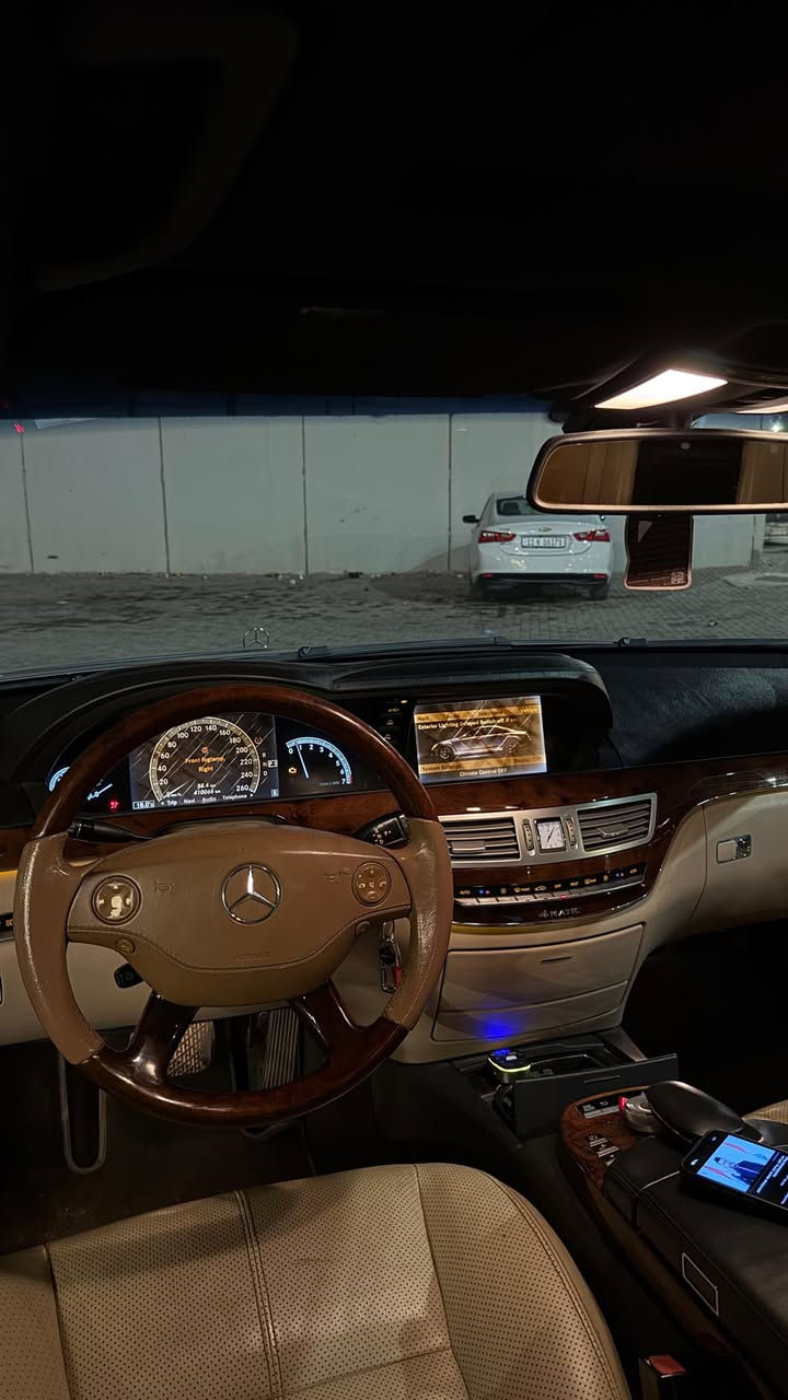 موديل ٢٠٠٩ فول للاخير
باب طويل داخل اوف وايد واسود
كفاله من الكص متومه طبق الأصل وارقام اصليه وسنويه 
كت كامل AMG 
كزوز AMG
فجوج برمبو
لايت دخاني
ويل AMG
بيبان شفط
تبريد ثلج
بلوتوث
تنته
تخم تاير جديد
محرك 5000 المرغوب
وكلشي بيها شغال وجاهز مال جني
السعر ٨٠ ورقه وبيها مجال
رقمي ***********
