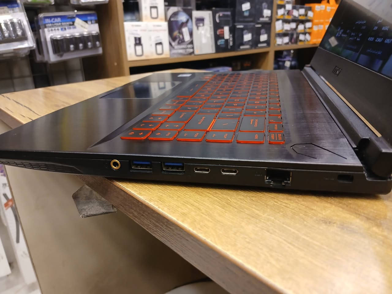 السلام عليكم
السعر ٨٠٠ الف وبيها مجال العنوان بغداد ***********
لابتوب كيمنك اسوس الموصفات 
Ram 16 g ddr4 3200 
Cup i5 10500 H 2.50ghz
Vga RTX 3060 6G
Hard m.2 512
Lcd 15.6 full hd 144 h
