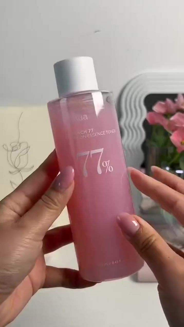 Anua Peach 77% Niacin Essence Toner، 🇰🇷✨❤️‍🩹💖
تونر كوري بحجم 250 مل مصمم لتفتيح البشرة وترطيبها بعمق.يحتوي على 77% مستخلص خوخ مخمر ونياسيناميد، مما يساعد على توحيد لون البشرة، تقليل البقع الداكنة، وتحسين الملمس.يعمل على إزالة خلايا الجلد الميتة بلطف ويقوي حاجز الرطوبة في البشرة بفضل احتوائه على السيراميد والبانثينول.
يمكن استخدامه يومياً صباحاً ومساءً كأول خطوة في روتين العناية بالبشرة بعد التنظيف لتعزيز الترطيب والنضارة 🫶🏻☁
#fyp #tiktok #viral
#viralvideo #trending


**إذا كنت صاحب هذا الإعلان وتريد حذفه لأي سبب، رجاءا أرسل رسالة إلى الدعم الفني**