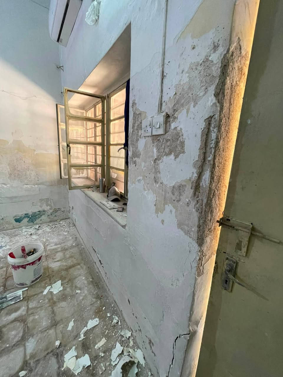 صباغ متفرغ عمل جميع انواع الاصباغ والطلس عام والديكورات  نشتغل بغداد فقط  نشتغل عمل وكرسته وعمل ونطلع بليوميه وباسعار مناسبه *********** واتساب وهاي صفحتنه Orient  للصبغ والديكور
