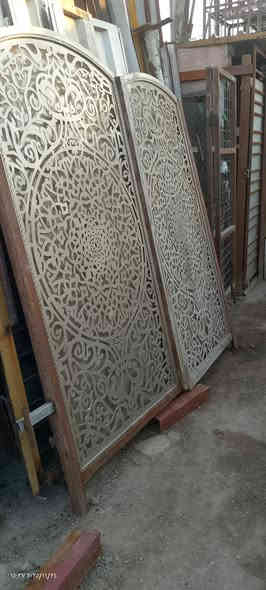 عندي باب طلاكتين البيع العرض مترين وطول مترين ***********
