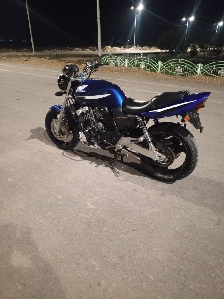 السلام عليكم دراجه هوندا سيبي فور جيل ثاني مكفولة نعومه فول شلعه معدل فول شرط كابريتر ما مفتوحه كلها شغاله نطول للطول دراجه احلى من الصوره الله شاهد شراي يتصل على الرقم*********** اني خادم مكان على الشرقي/سعر مليونين عمارة, ميسان
