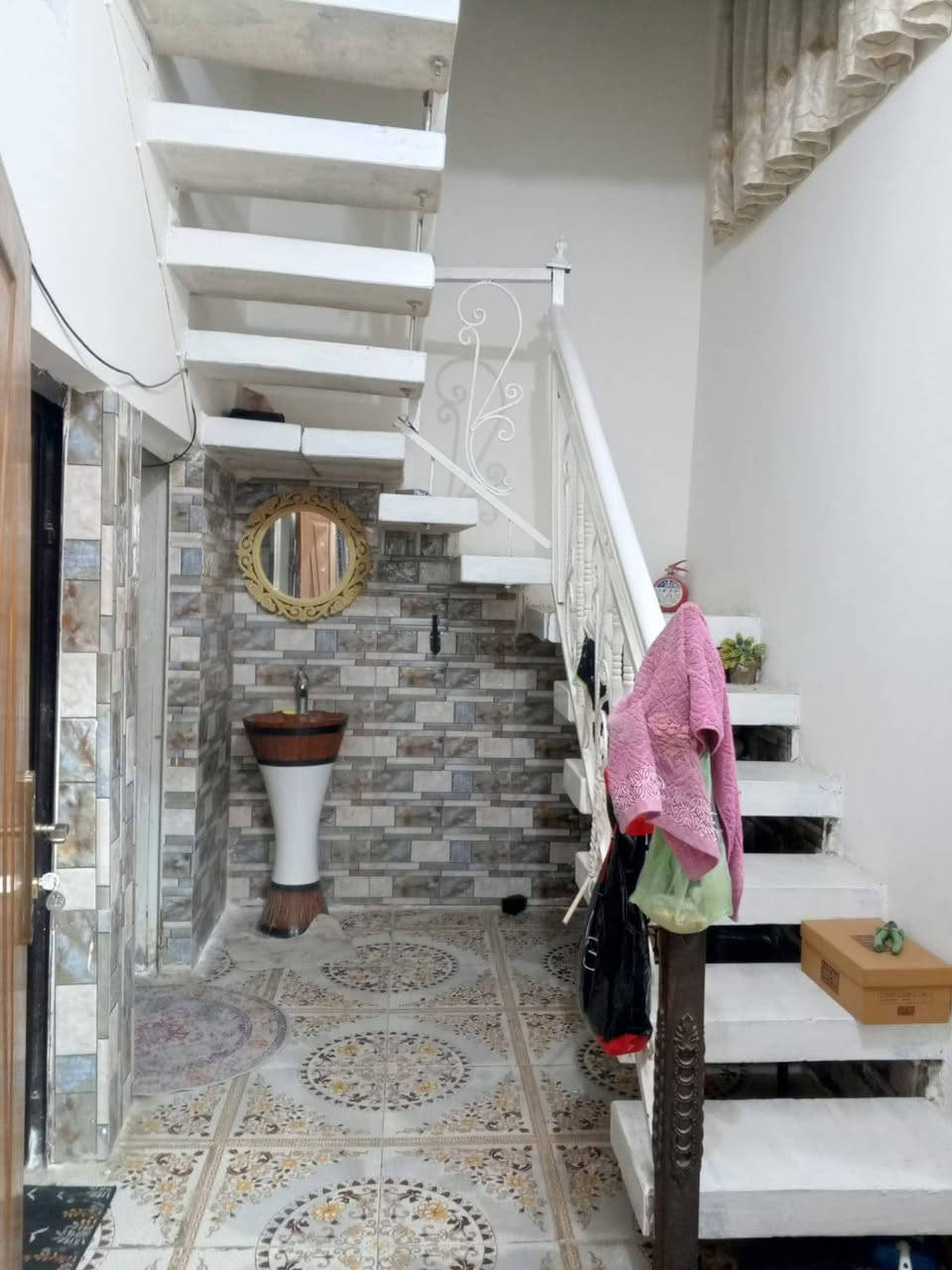 # بيت للبيع بالمهيدية مقابل عمارات الشموخ 
المساحة 100م ✅
ثالث بيت عن الشارع العام فرع امجد للصحيات 
بيت مرتب 
البيت بناء فرمستون 
سعرة جوا البلاش مال محتاج 
بسعر قطعة بالمهيدية 
للتواصل 
***********
***********
