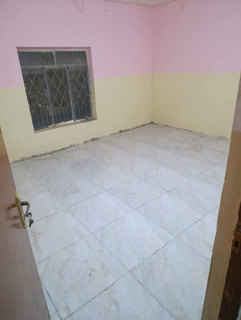 بيت الايجار شارع 80محطه اضواء الحله مقابل مول نون سعر لايجار 350وبي مجال قليل الاستفار الاتصال ***********
