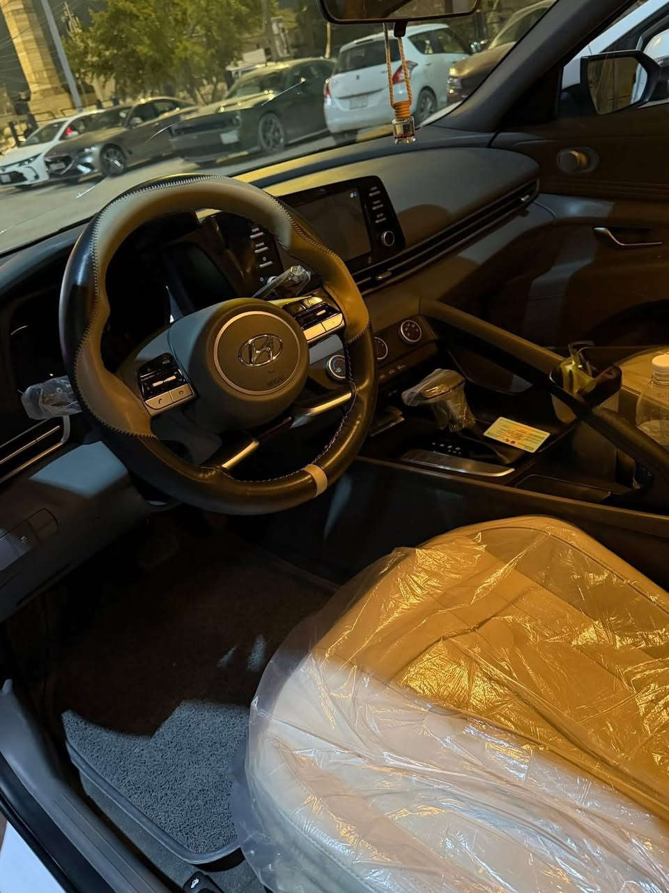 السلام عليكم هونداي النترا 2023 خليجي محرك 1600 مو صيني (خليجي وكالة ألت ساك ) السيارة فول مواصفات فتحة بصمة تشغيل وبصمة ابواب 
اشاير بالمري ترحيب من تتقرب عليها تفتح والصندوك هم ترحيب من تتقرب عليه يفتح قطعتين تبريد شحن لاسلكي السيارة جديدة بحالة الوكالة ماشية 58 الف رقم بغداد انكليزي الجديد بأسمي 
السيارة بيها بنيد مبدل اصلي وكالة فقط 
سعرها 155 
مكان السيارة بغداد منطقة علي الصالح 
للأستفسار الاتصال على ***********
