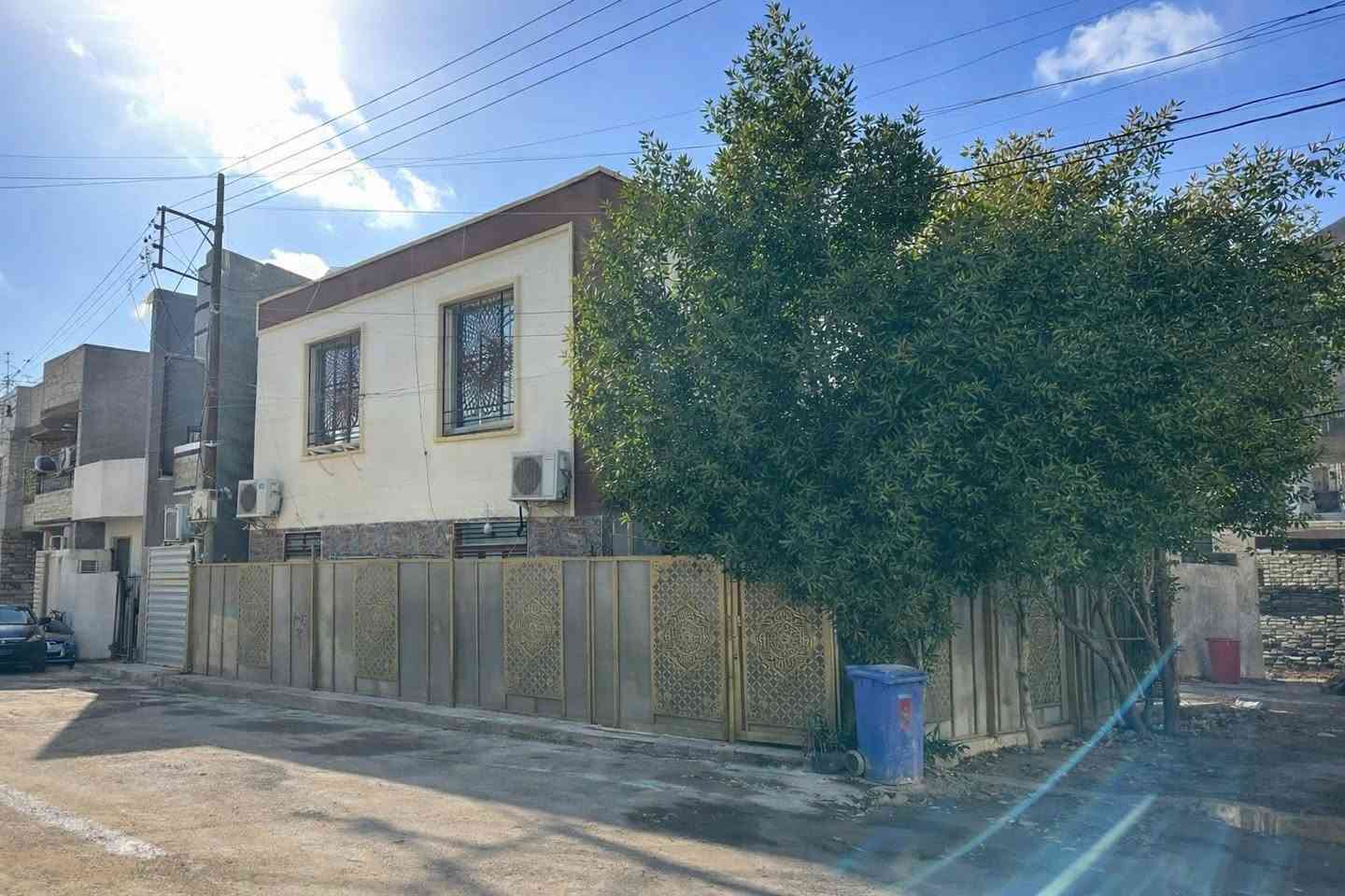 دار للبيع المساحة 100 متر ركن على شارعين يحتوي بالطابق الاول استقبال+صالة +مطبخ+حمام خارجي داخلي
يحتوي بالطابق الثاني غرفة كبيرة7*3.5+حمامات
 العنوان شارع المصافي شارع مستشفى الدورة الاهلي شارع اسواق بوتو قرب السدة
***********
