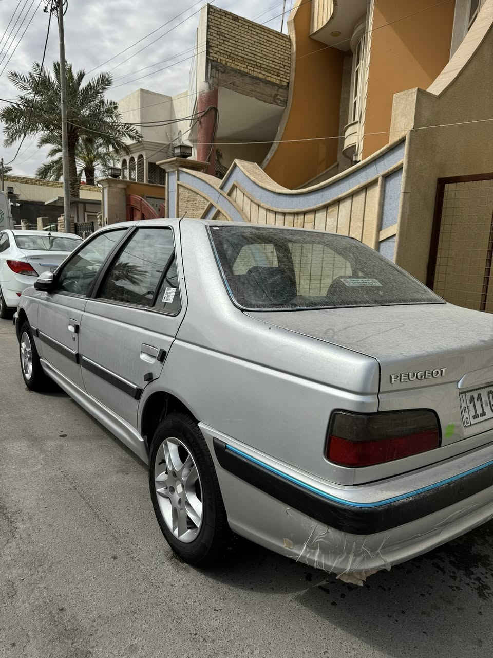 السلام عليكم 
بيجو موديل 24ماشيه 58رقم بغداد باسمي تحويل ثاني يوم مكفوله من الحادث بيها رصعه بل باب مال السايق كد اصبع وبيه شخط بصيط مدوشمه ارضيه تخم تاير جديد حداديه ومكينه مكفولات 
السعر 78مكان السياره ناصريه مركز 
للستفسار ***********
