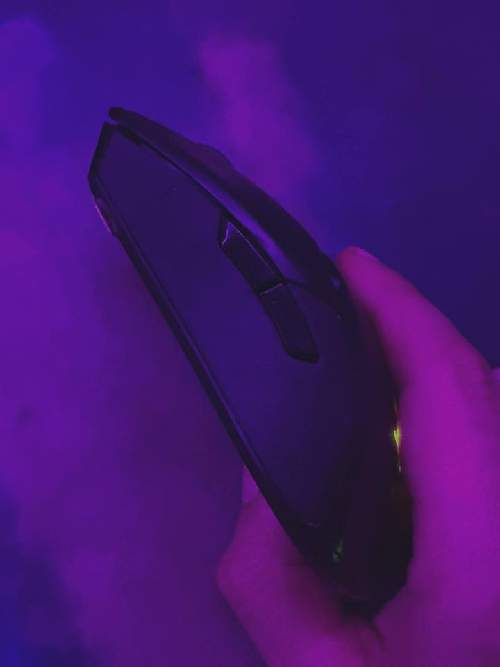 ماوس
Razer Viper 8KHz (Wired)
رقم الموديل: RC30-030501
🔹 حساس ودقة
حساس: Razer Focus+ Optical
أعلى DPI: 20,000 DPI
Polling Rate: حتى 8000 Hz (إذا مفعلها من برنامج Synapse)
eDPI ثابت وسلس بدون تسريع
🔹 الأزرار والمفاتيح
8 أزرار قابلة للبرمجة
Optical Switches (سريعة ودقيقة وتدوم فترة طويلة)
عمر الضغطات: ملايين الضغطات بدون مشاكل
🔹 التصميم
وزن خفيف جداً: حوالي 71 غرام فقط
تصميم Symmetrical (ينفع لليد اليمنى واليسرى)
سلك Speedflex مرن وخفيف لتحريك سلس
🔹 توافق
يشتغل على Windows / macOS
وحته على لايباد تكدر تربطه
/واتساب موجود نتفاهم علسعر 
لميعرف سعره يسئل فدوا اروحلكم 
الموقع بغداد ومتوفر توصيل 
***********
