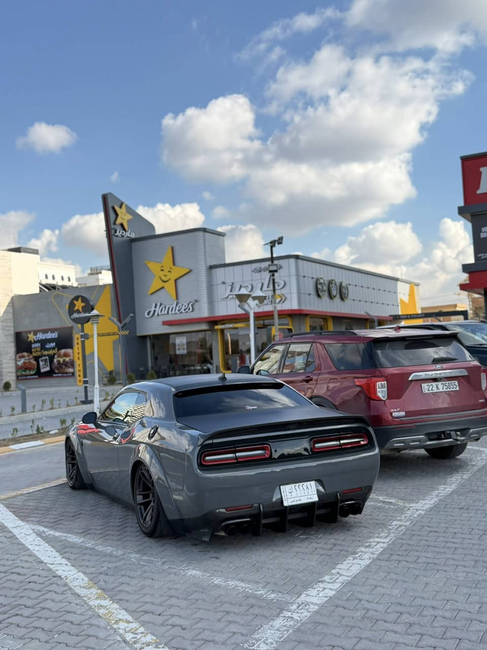 سلام عليكم 
هليكات ريد اي  1017 حصان
مديل 2019 وايد بدي اصل 
كلين تايتل 
فول موصفات فتحه ورادار
رقم بغداد 
عليه غراض ميحتاج احجي كومه كومه شوف بعينك بل صور 
عليه غرفه مال مارسدس وكومه غراض 

ديالى بعقوبه

***********
