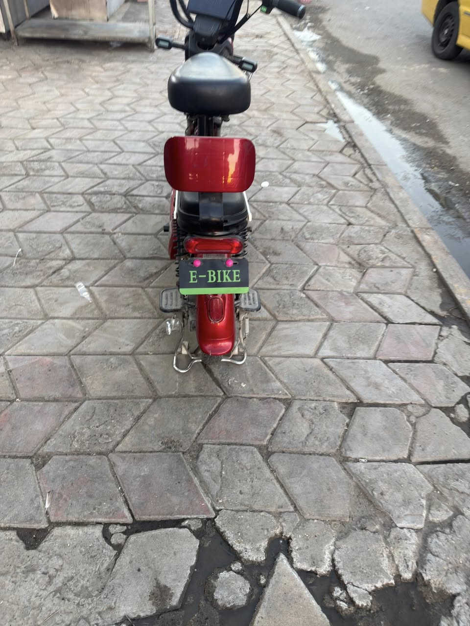 السلام عليكم
دراجه شحن حجم 14
دراجه نضيفه استعمال شهر  واحد 
4بطاريات 
السرعه 40 حقيقي 
دراجه نضيفه يرادلها بس غسله 
السعر ٣٥٠ الف 
بكاني بغداد الجديده 
رقم الهاتف ***********
