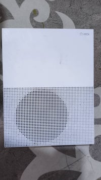 اكس بوكس وان اس • نضافة ٩٥٪ • مع ملحقات وألعاب