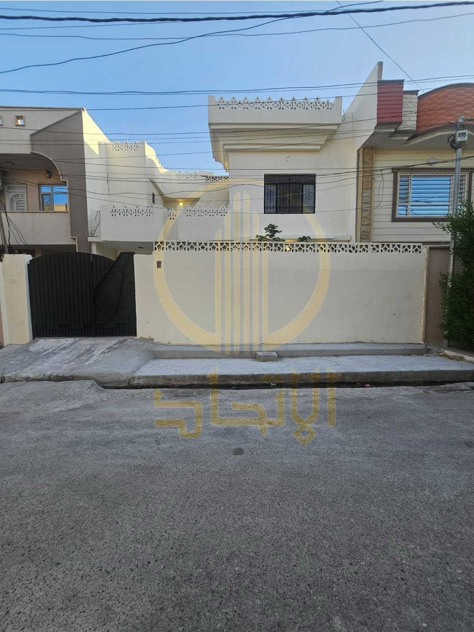 🏛⭐️دار للبيع ⭐️حي الرفاق🏛
⬅️خلف جامع الروضة المحمدية
⬅️موقع مميز
⬅️️ مساحـة   194 متر سند ، 200م واقع حال
⬅️واجهة  10متر
⬅️أتجاه شمال
⬅️طابقين 
⬅️الطابق الاول يحتوي على ، كراج ، مطبخ ، استقبال ، هول ، صحيات ،٢ غرف نوم ، 
⬅️الطابق الثاني ،هول ، صحيات ، ٣ غرف نوم ،
⬅️تحويل مباشر
⬅️شارع تبليط ١٢
#مكتب_الاتحاد_لتجارة_العقارات_والمقاولات 
لمعرفة الاسعار وباقي العروض انضم لقناة الواتساب 
https://whatsapp.com/channel/

لمعرفة الاسعار وباقي العروض انضم لقناة التلكرام 
https://t.me/etihad0
تفاصيل اكثر يرجى مراجعة المكتب
_______________
🏛  مكتب الاتحـــاد للعقار 🏛
الفرع الاول : شارع المصارف الرئيسي 
الفرع الثاني: الصديق الاولى بداية سايدين البحرين 

***********

نستقبل عقاراتكم و طلباتكم على الارقام اعلاه
