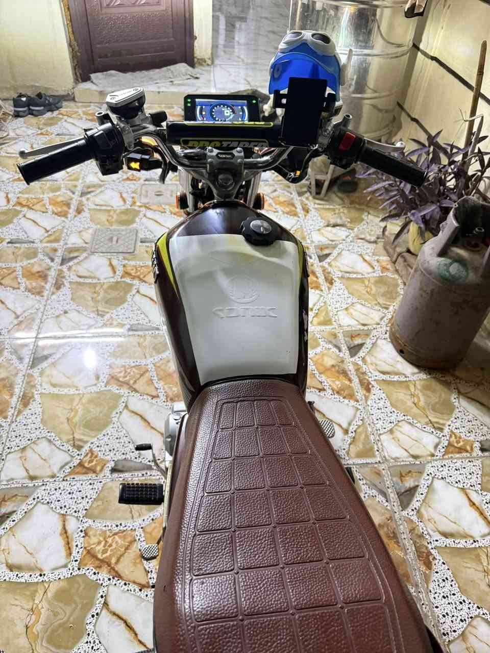 دراجه سولنك 5گير محرك 200ccكفاله عامه ماشي 5الف محرك بلشرط دبل دسك كلج عنبر كله شغال وياله عدله سعر 750بي مجال شراي طب خاص او انتصل ***********
