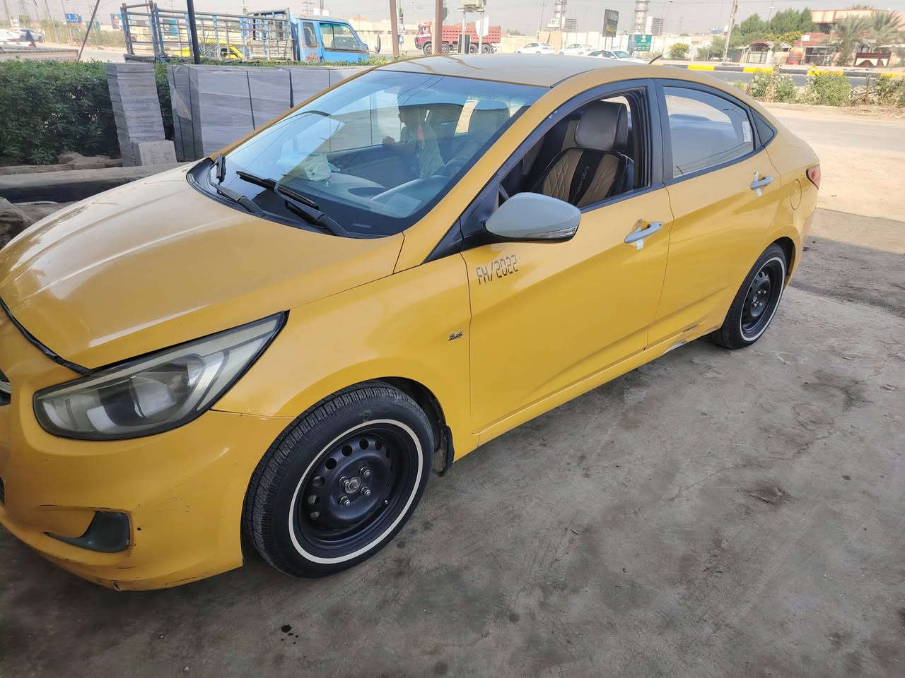 سلام عليكم اكسنت موديل 16سياره خليجي رقم دولي  كامله السياره مكينه وكير حاويه 16 قبل يومين شادهن مصفره هيه وغرامات مكان سياره بابل سعره 92وبيه مجال ***********
